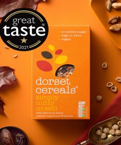 410-Gramm-Packung mit Dorset Cereals Simply Nutty Muesli mit Deko