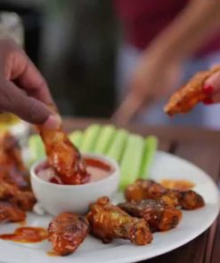 Teller mit Chicken Wings und Flasche Frank´s Buffalo Wings Sauce