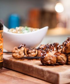 Gegrillte Fleischspieße und eine Flasche Worcestershire Sauce