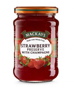 Glas mit Mackays Strawberry Preserve with Champagne 340g
