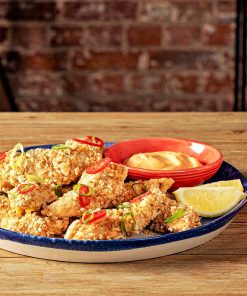 Tube mit Nando´s Perinaise und Teller mit frittierten Hähnchenstücken