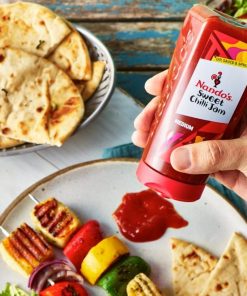 Tube Nando´s Sweet Chili Jam, Teller mit Grillspießen und Fladenbrot